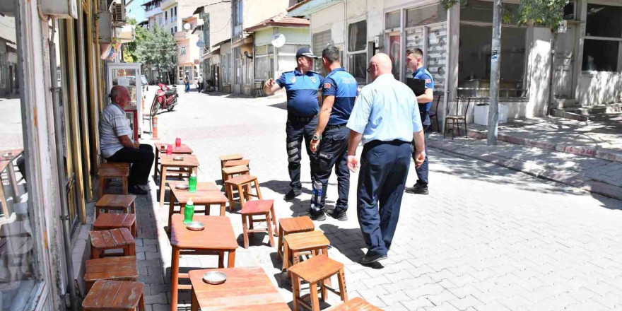 Emet Belediye zabıtasından kaldırım işgaline yönelik denetim