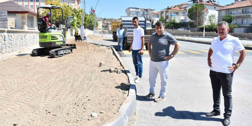 Emet Belediyesi yol, refüj ve kaldırım düzenleme çalışması başlattı