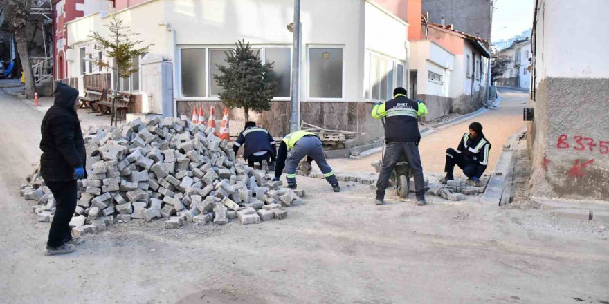 Emet Belediyesinin parke taşı ve yağmur kanalları döşeme çalışmaları