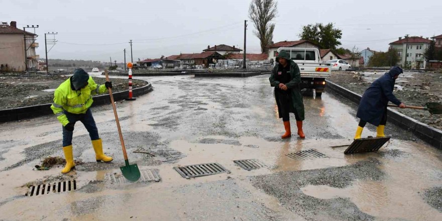 Emet’te sağanak yağış alt yapı çalışmalarını etkiledi