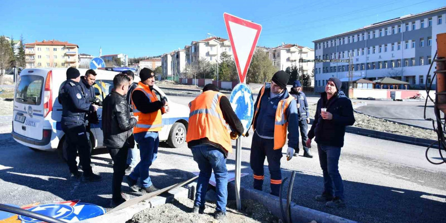 Emet’te uyarı ve trafik tabelalarının montaj çalışmaları sürüyor