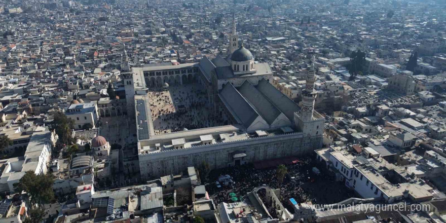 Emevi Camii’nde cuma namazı izdihamı