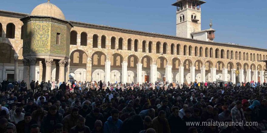 Emevi Camii’nde cuma namazı yoğunluğu