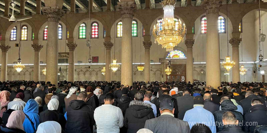 Emevi Camii’nde cuma namazı yoğunluğu