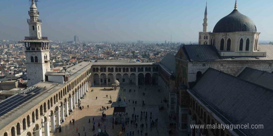 Emevi Camii’nde cuma namazı yoğunluğu