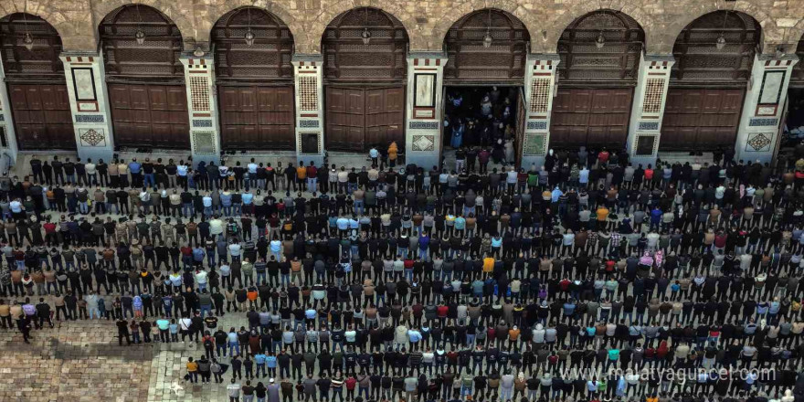 Emevi Camii’nde Esad sonrası ikinci cuma namazı