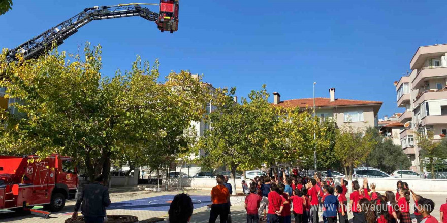 Emirbeyazıt İlkokulu’nda deprem tahliye tatbikatı gerçekleştirildi