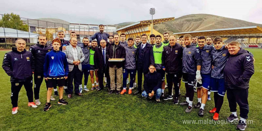 Emniyet Müdürü Erkol’dan Bayburtsporlu oyuncalara tatlı ikramı