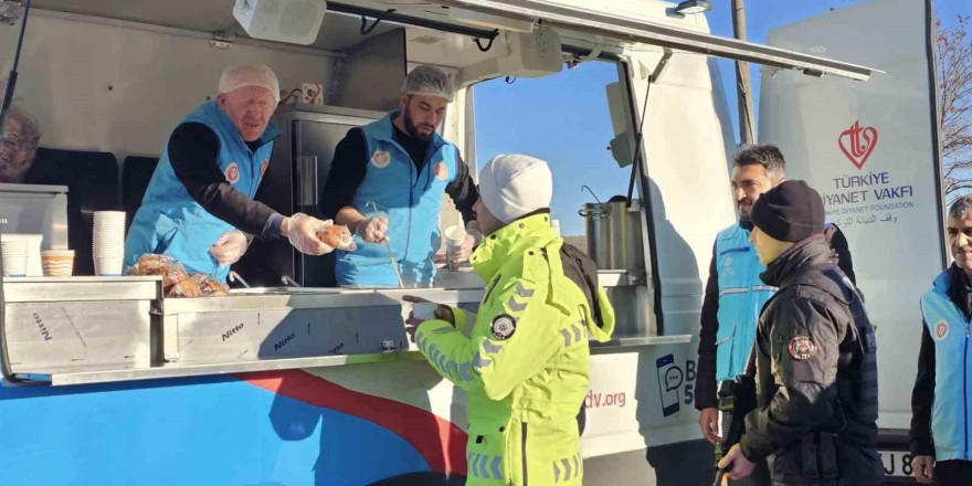 Emniyet personeline sıcak çorba ikramı