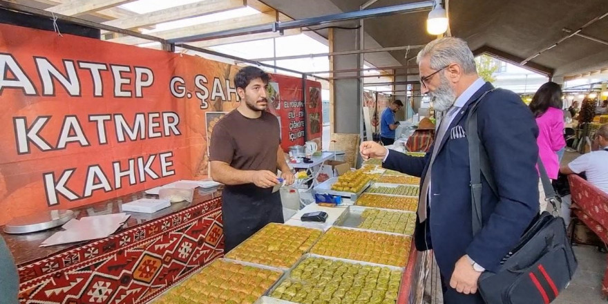 En hızlı baklava yeme yarışmasında birinci oldu: Bir tepsi baklavayı kaptı