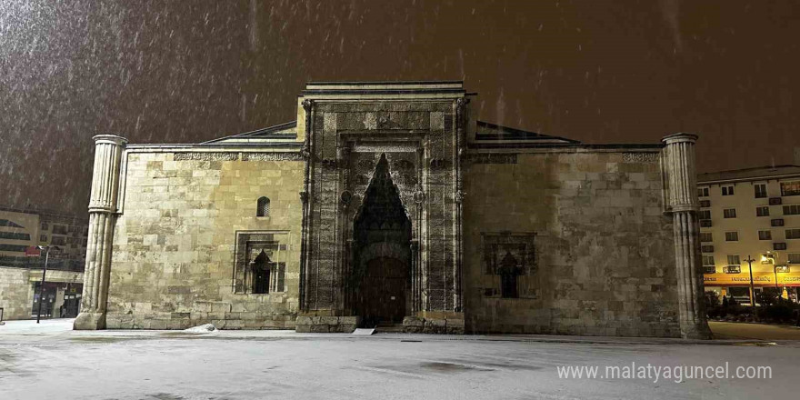 En uzun gecede masalsı görüntüler: Sivas beyaza büründü