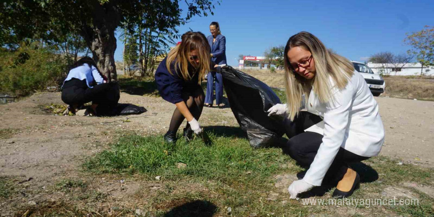 En yeni kıyafetleriyle, en özel günlerinde çöp topladılar