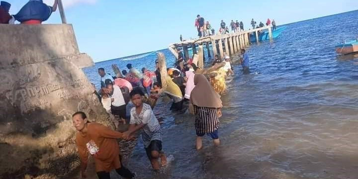 Endonezya’da halk yerel seçim adayını karşılarken köprü çöktü: 7 ölü