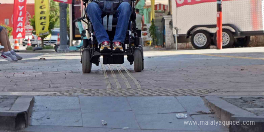 Engelli rampası önüne park edilen araca zarar veren engelli adam: 