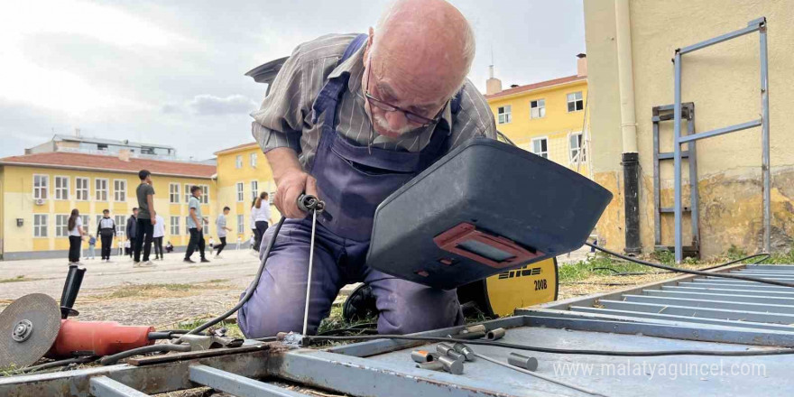 Engelli torununa göz kulak olmak için gittiği okulu baştan inşa etti