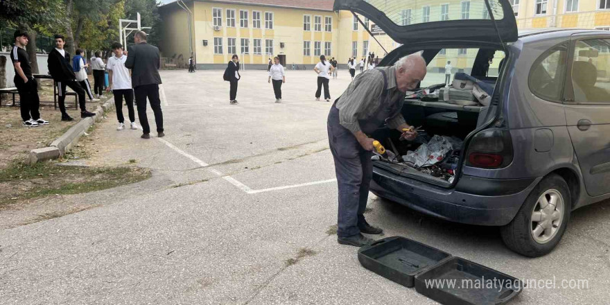 Engelli torununa göz kulak olmak için gittiği okulu baştan inşa etti