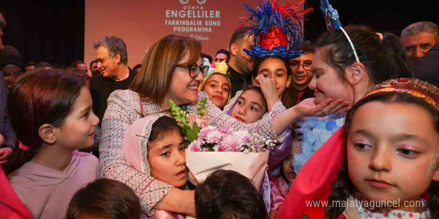 Engelsiz Yaşam Merkezi’nde tedavi gören öğrenciler sahne şovlarıyla beğeni topladı