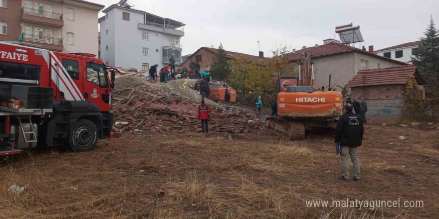 Enkaz altında kalan kepçe operatörünü kurtarma çalışmaları devam ediyor