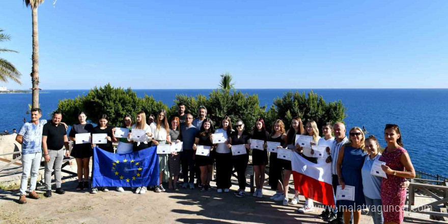 Erasmus projesi ile Antalya’ya gelen gençler, Muratpaşa’dan sertifikalarını aldı