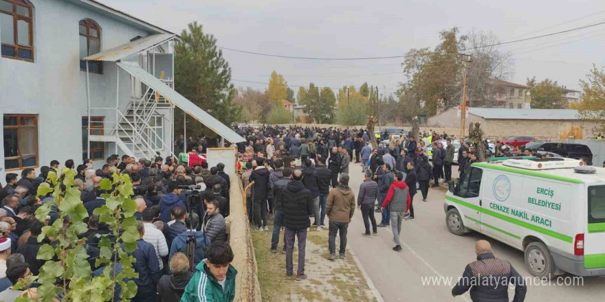 Erciş’te silahlı saldırıda yaşamını yitiren hastane görevlisi son yolculuğuna uğurlandı