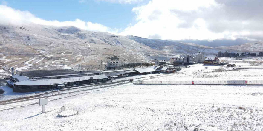 Erciyes beyaza büründü