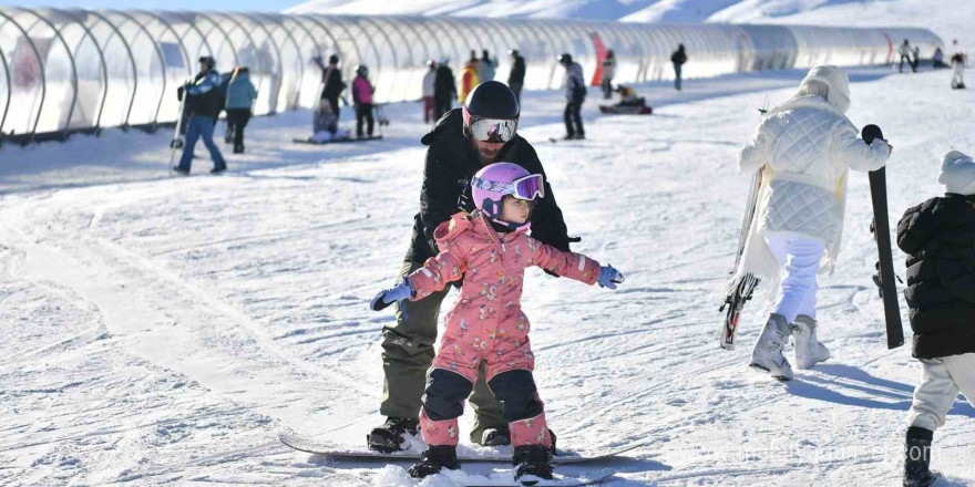 Erciyes Kayak Merkezi, yeni yılın ilk gününde 110 bin ziyaretçi ağırladı