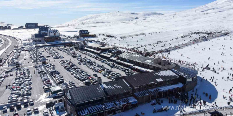 Erciyes Kayak Merkezi, yeni yılın ilk gününde 110 bin ziyaretçi ağırladı