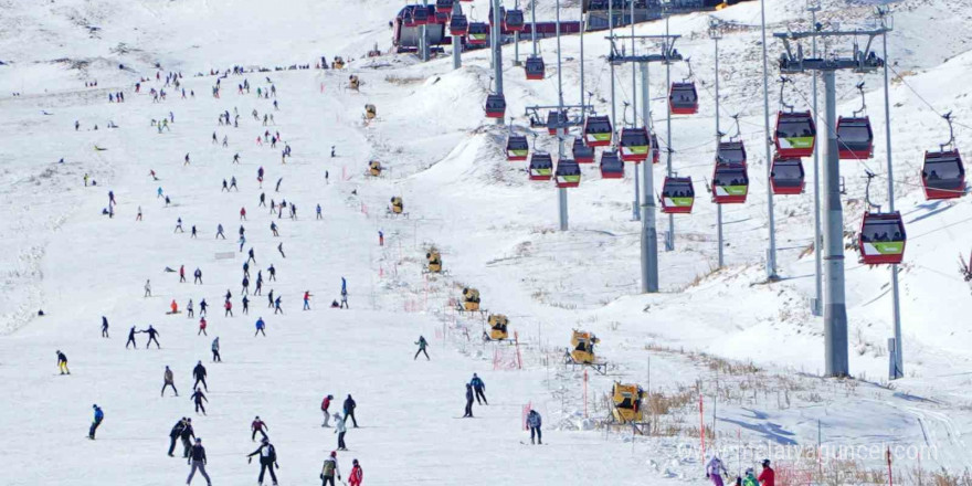 Erciyes Kayak Merkezi, yeni yılın ilk gününde 110 bin ziyaretçi ağırladı