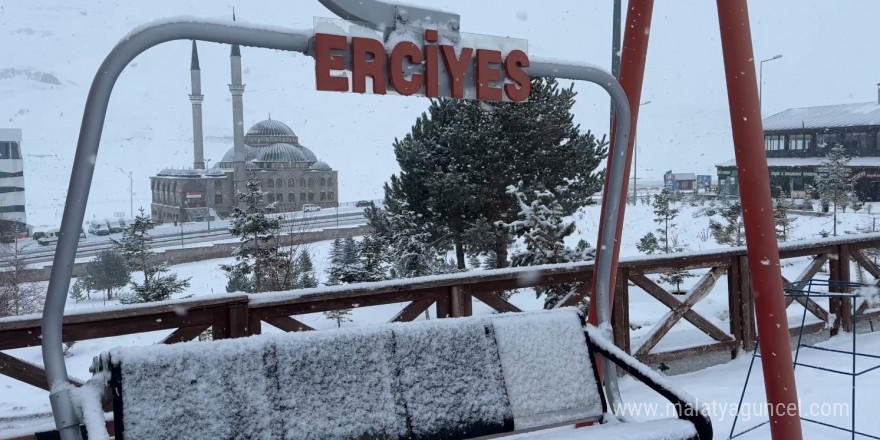 Erciyes’e yağan kar tatilcilerin yüzünü güldürdü