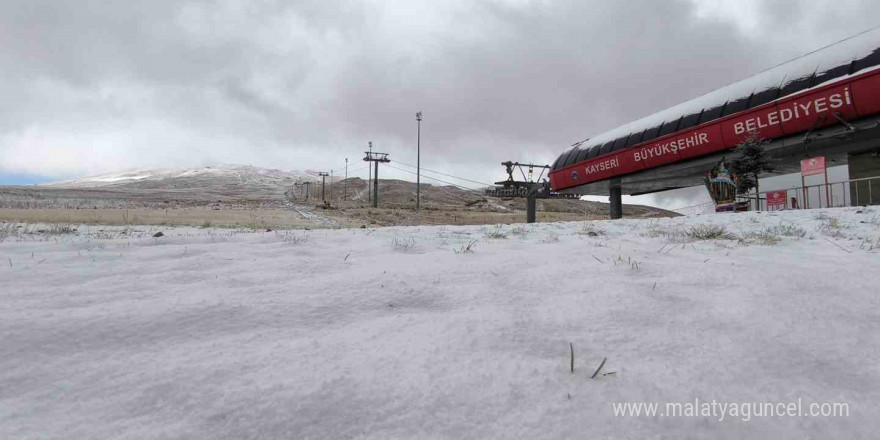 Erciyes’te kar yağışı sürüyor