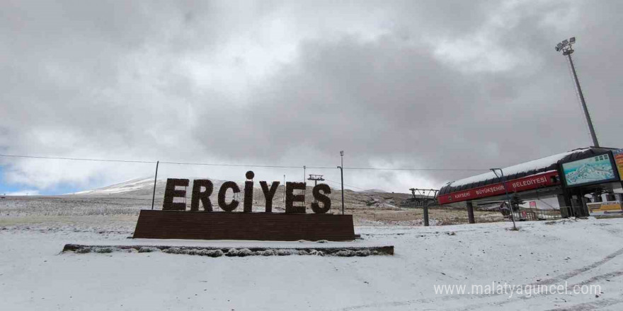 Erciyes’te kar yağışı sürüyor