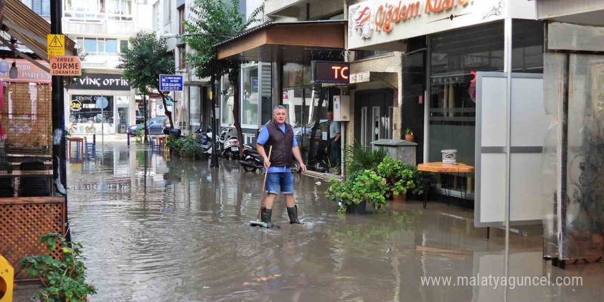 Erdek’te 10 dakikalık yağış sonrası altyapı sorunu yine gündemde