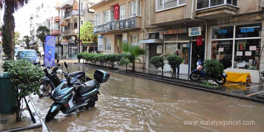 Erdek’te 10 dakikalık yağış sonrası altyapı sorunu yine gündemde