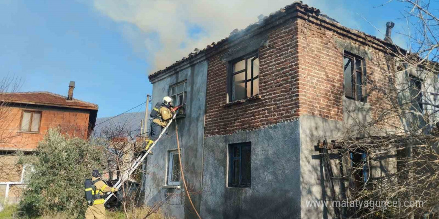 Erdek’te bir ev yangında kullanılmaz hale geldi