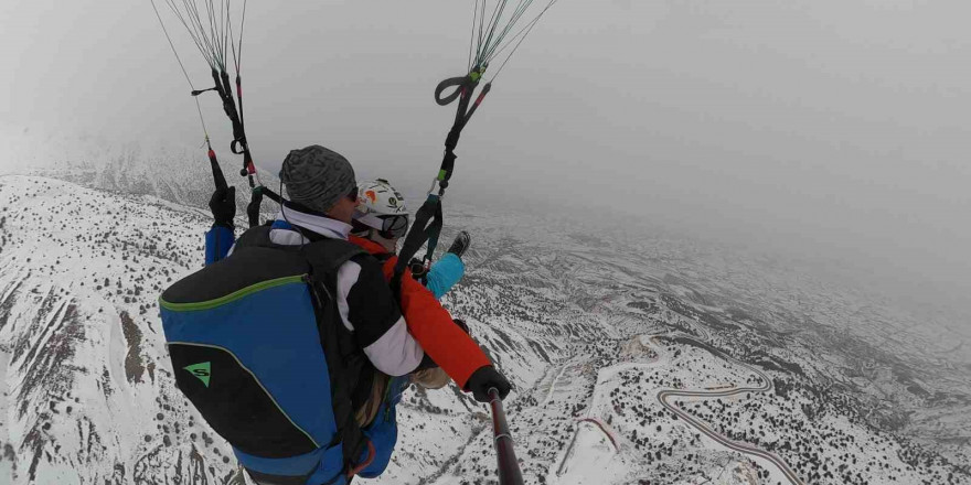 Ergan Dağı’nda adrenalin dolu ’göl manzaralı’ yamaç paraşütü