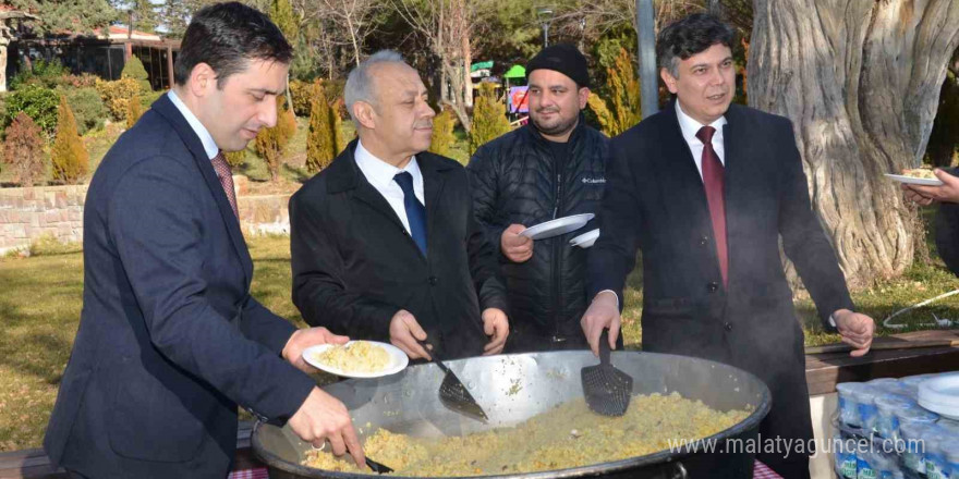 Ertuğrul Gazi Külliyesinde vatandaşlara ‘Şifalı Pilav’ dağıtıldı