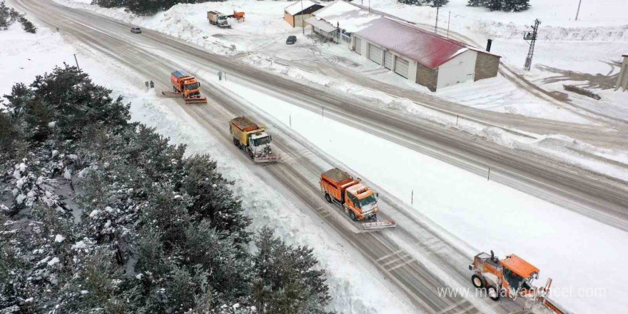 Erzincan güne kar yağışıyla uyandı