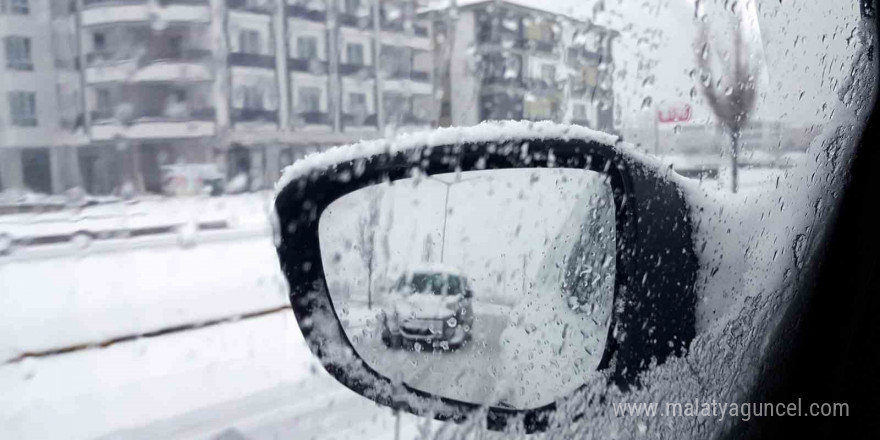 Erzincan güne kar yağışıyla uyandı