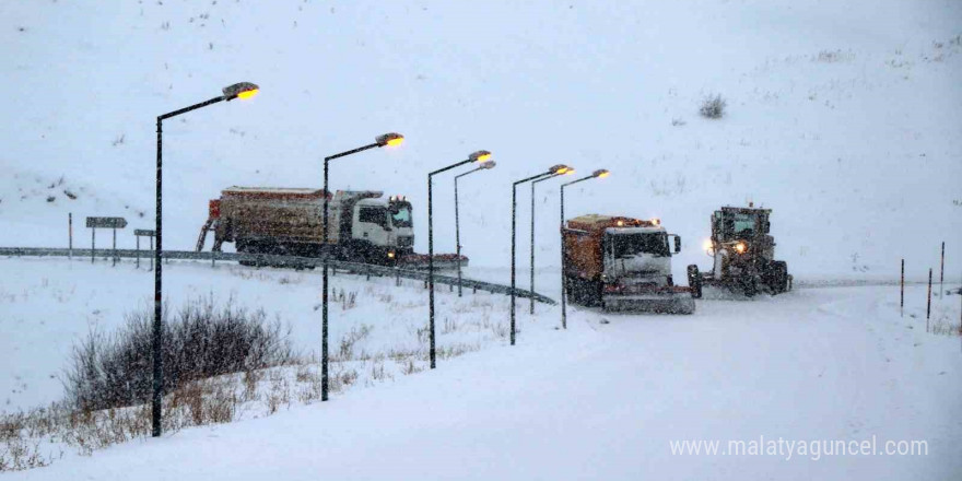 Erzincan güne kar yağışıyla uyandı