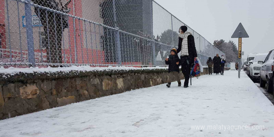 Erzincan güne kar yağışıyla uyandı