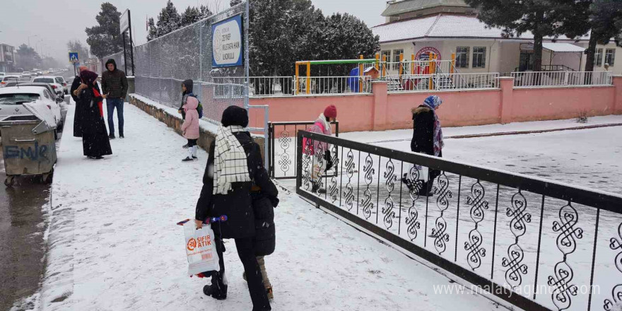 Erzincan güne kar yağışıyla uyandı