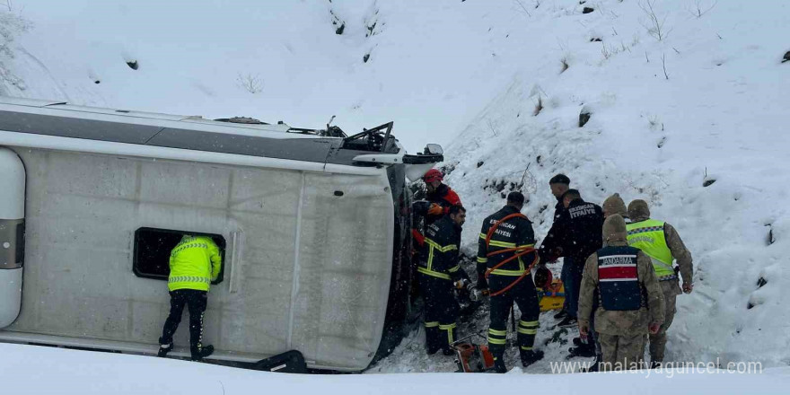 Erzincan-Sivas karayolu Sakaltutan mevkiinde bir otobüsün şarampole yuvarlanması sonucu çok sayıda kişi yaralandı. Olay yerine kurtarma ve sağlık ekipleri sevk edildi.