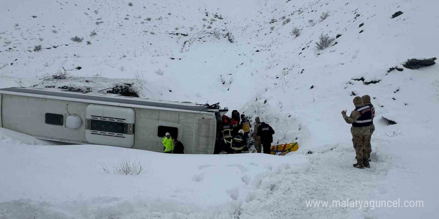 Erzincan-Sivas karayolu Sakaltutan mevkiinde bir otobüsün şarampole yuvarlanması sonucu çok sayıda kişi yaralandı. Olay yerine kurtarma ve sağlık ekipleri sevk edildi.