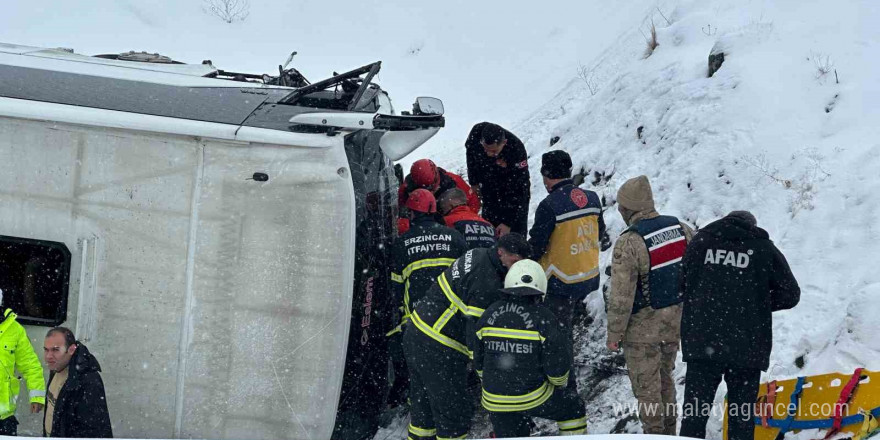 Erzincan-Sivas karayolu Sakaltutan mevkiinde bir otobüsün şarampole yuvarlanması sonucu çok sayıda kişi yaralandı. Olay yerine kurtarma ve sağlık ekipleri sevk edildi.