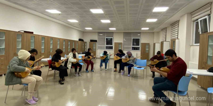 Erzincan’da bağlama kursu gençleri sanatla buluşturuyor