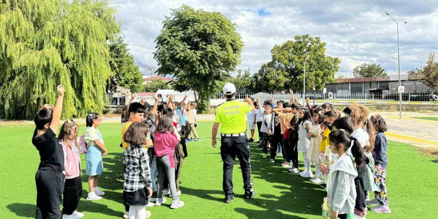 Erzincan’da çocuklara oyunlarla trafik eğitimi verildi