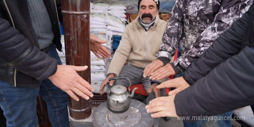 Erzincan’da dondurucu soğuklar pazar esnafına soba kurdurdu