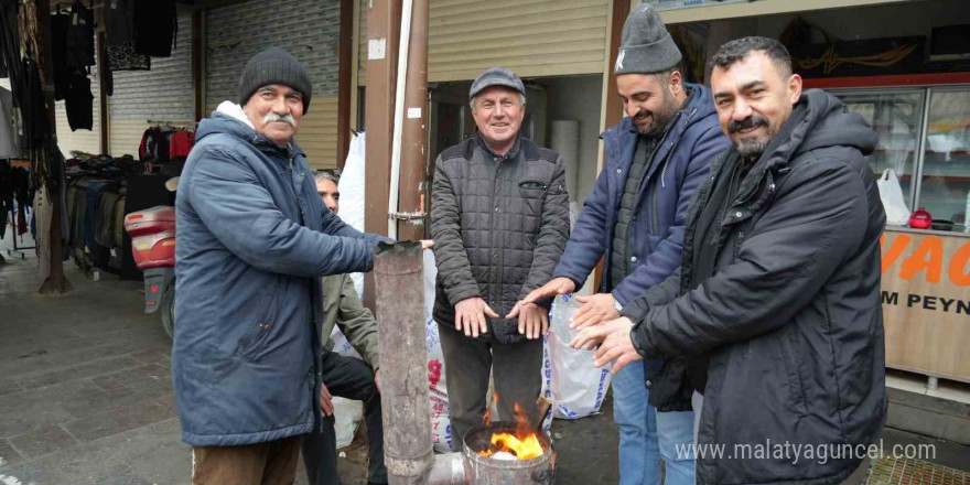 Erzincan’da dondurucu soğuklar pazar esnafına soba kurdurdu