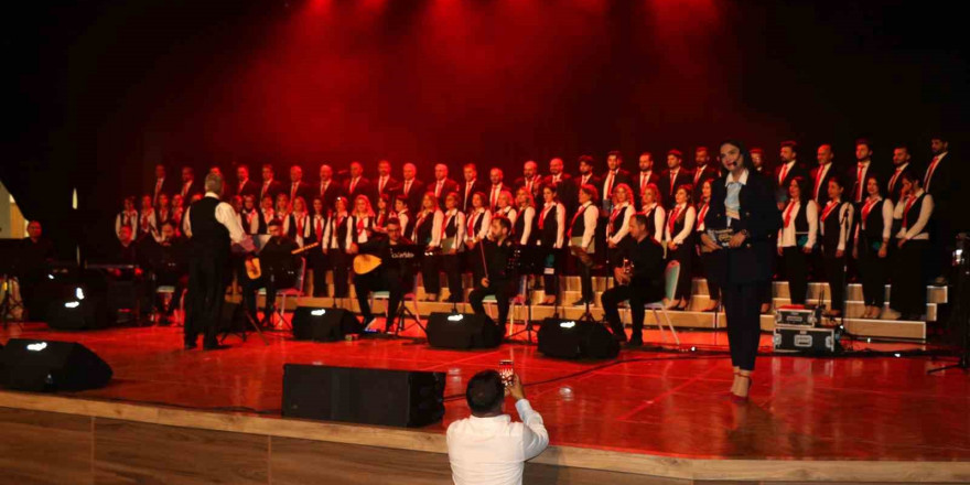 Erzincan’da farklı meslek gruplarından insanların bir araya geldiği “Kardeşlik Korosu” ilk konserini verdi