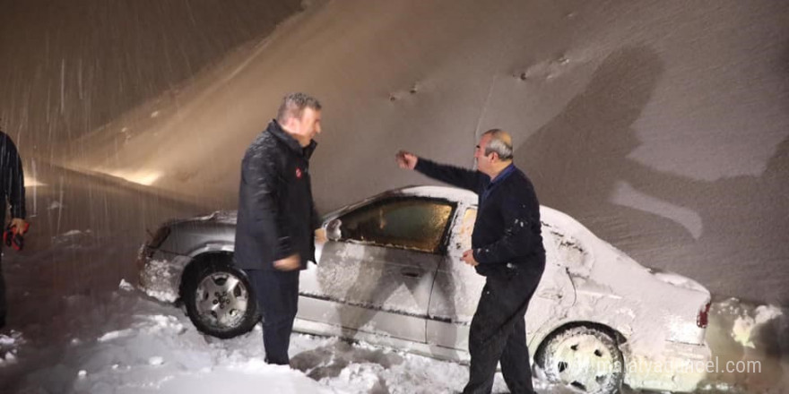 Erzincan’da kar ve tipide mahsur kalanlara ulaşmak için ekipler seferber olundu